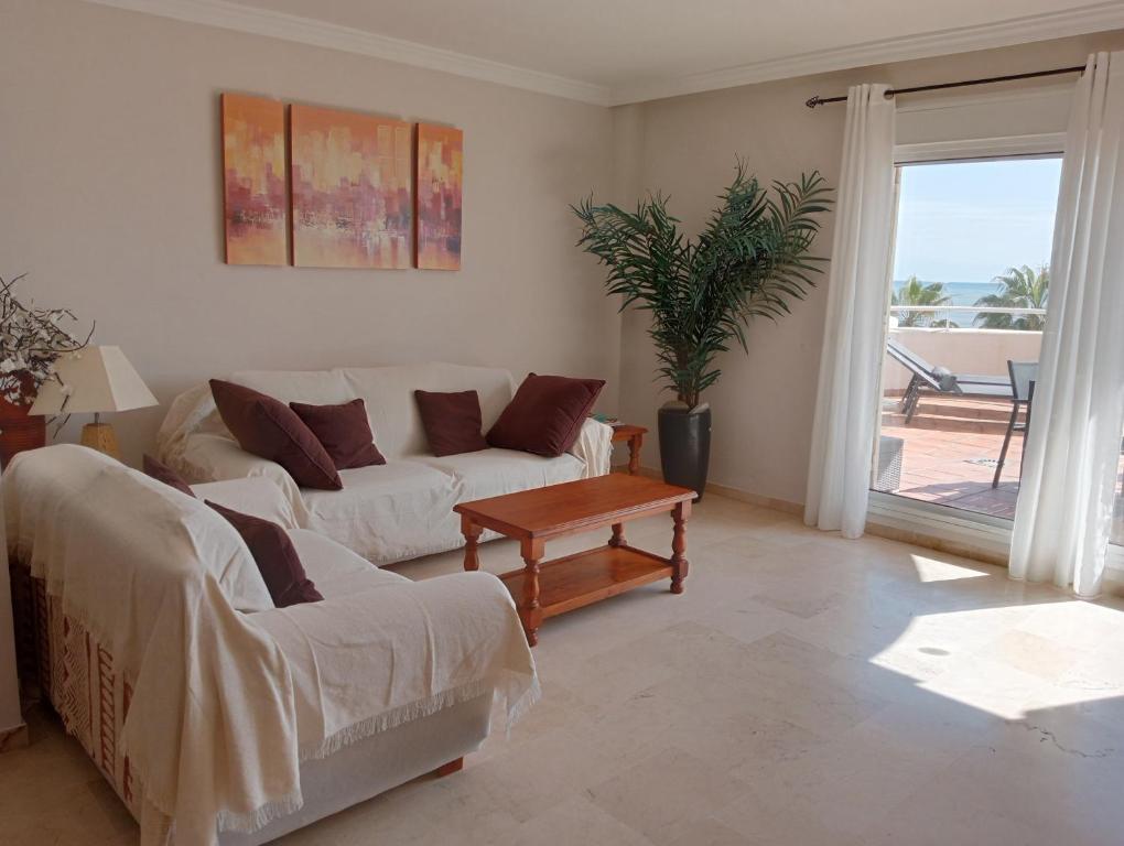 salon z białą kanapą i stołem w obiekcie El Mirador de Estepona w mieście Estepona