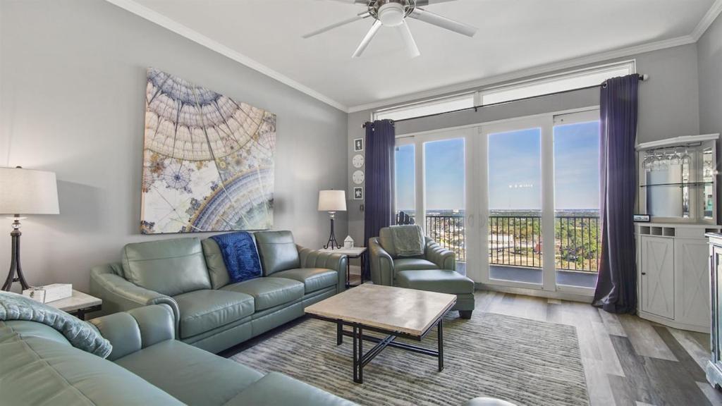 Posezení v ubytování Penthouse at Laketown Wharf in PCB! 2132
