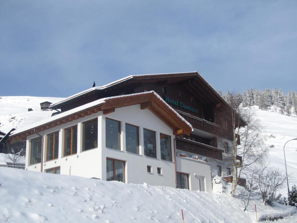 un edificio sobre una pendiente cubierta de nieve en Ferienwohnung Cuntera, en Curaglia