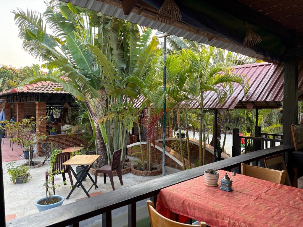 Zahrada ubytování Coconut Village Guesthouse and Bungalow