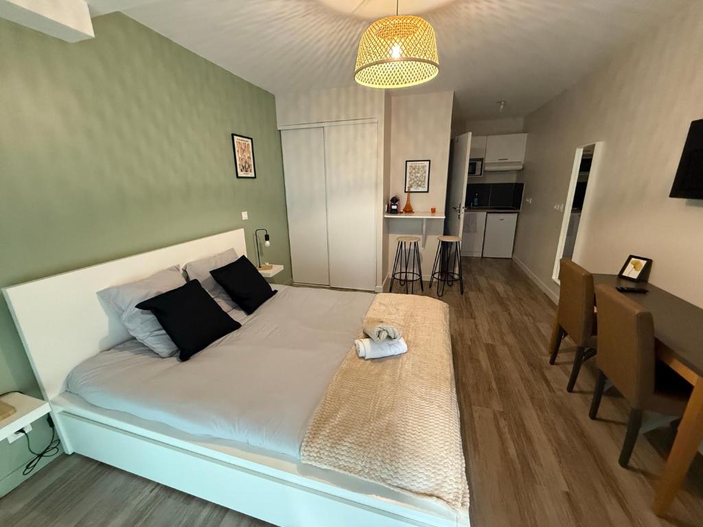 - une chambre avec un grand lit et une salle à manger dans l'établissement 119 Sous le ciel de Provence - Aix, à Éguilles