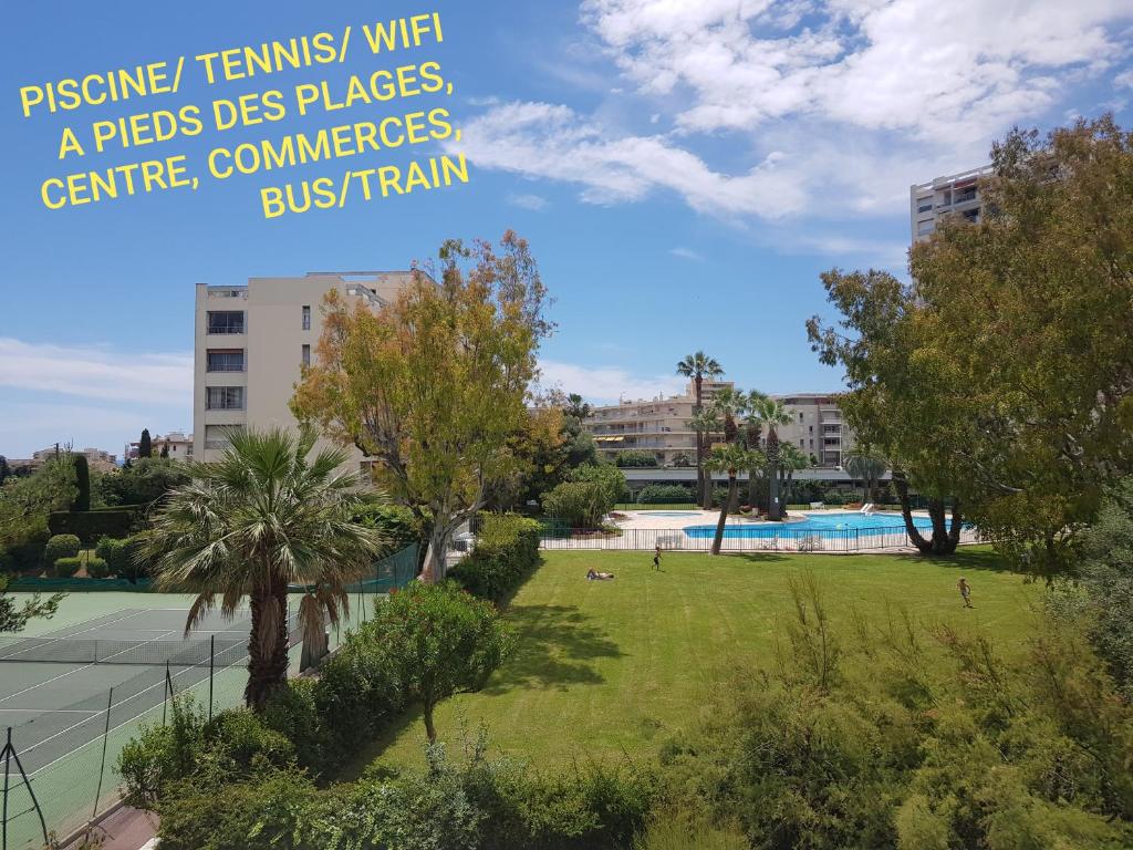 Bazén v ubytovaní 4P, Piscine, Tennis, Wifi, Proche Centre et Plages alebo v jeho blízkosti
