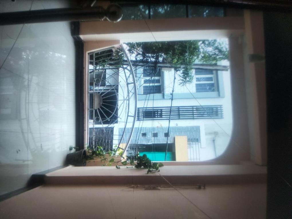 una ventana con vista a un edificio en Kailash kala home stay, en Ujjain