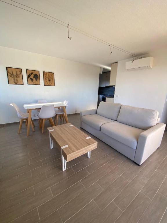 un salon avec un canapé et une table dans l'établissement Joli 2 pièces parc piscine vue mer, à Vence