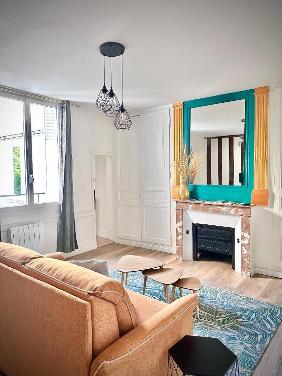 un salon avec un canapé et une cheminée dans l'établissement Charmant studio à deux pas de la gare, à Tours