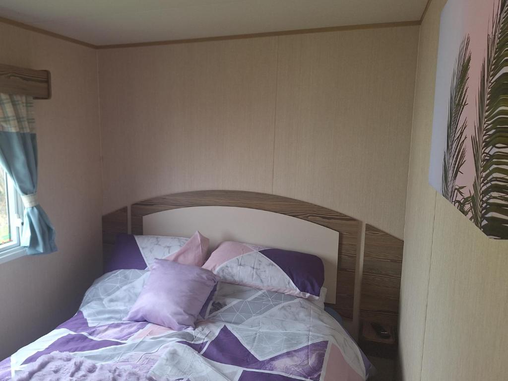 Postel nebo postele na pokoji v ubytování Purple Jasper