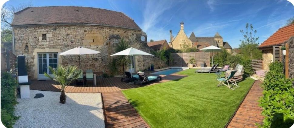 une maison avec une cour dotée d'une terrasse et d'herbe dans l'établissement La Grange Périgord - Sarlat - Piscine privée, à Archignac