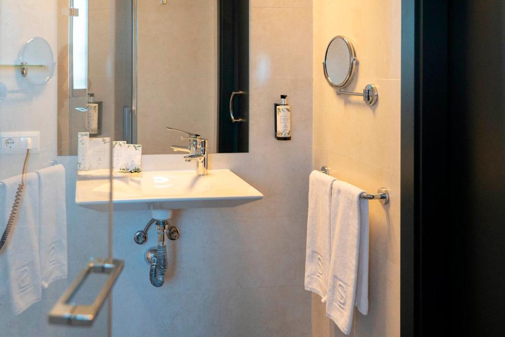 Koupelna v ubytování Sercotel Córdoba Medina Azahara