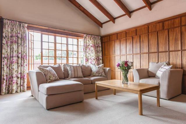 - un salon avec un canapé et une table dans l'établissement Sandown Estate Apartment, à Johannesbourg