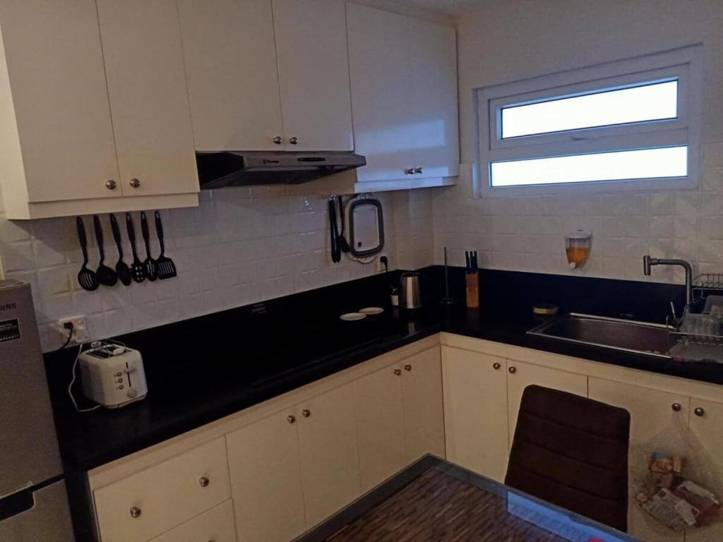 Küche/Küchenzeile in der Unterkunft Sheryll Escapes - La Grande 406 cozy 1 bedroom Wi-Fi and Netflix