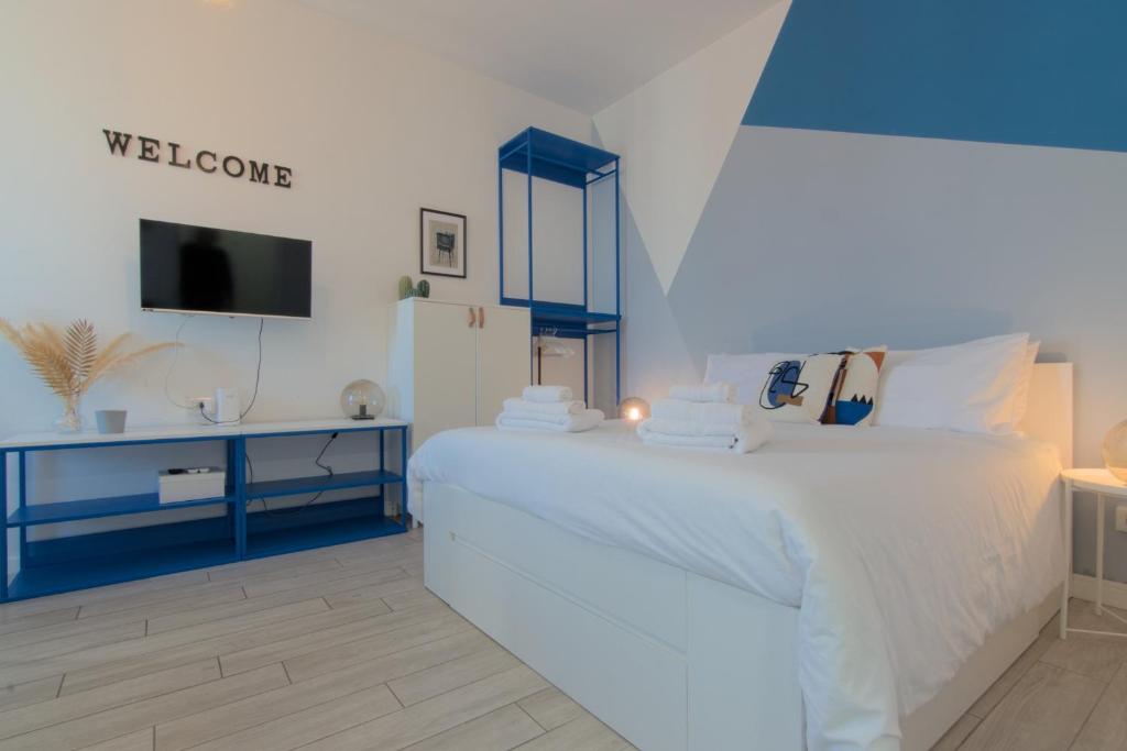 a bedroom with a white bed and a tv at Sesto Sky Design - Sesto Rondò in Sesto San Giovanni
