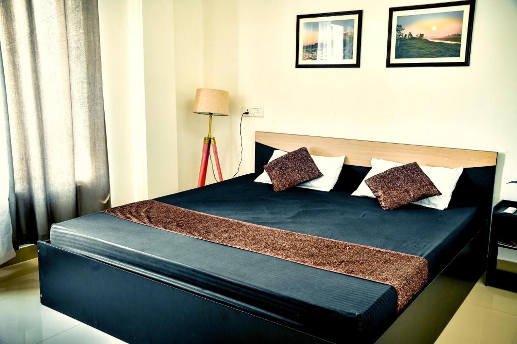 Postel nebo postele na pokoji v ubytování Saya's Abode - Railview Suites