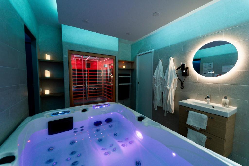 Kúpeľňa v ubytovaní Escapade Relaxante - Spa - Jacuzzi - Sauna - Privés