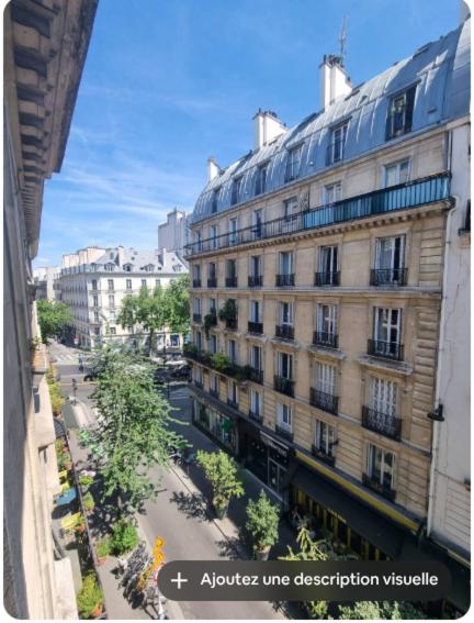 - une vue sur un grand bâtiment d'une ville dans l'établissement Cosy appartement au centre-ville, à Paris
