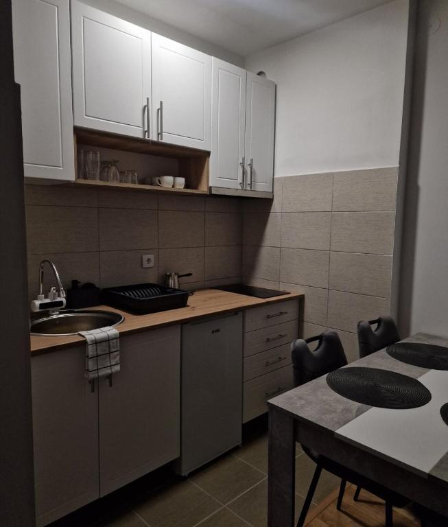 Kuchyň nebo kuchyňský kout v ubytování Apartmani NN