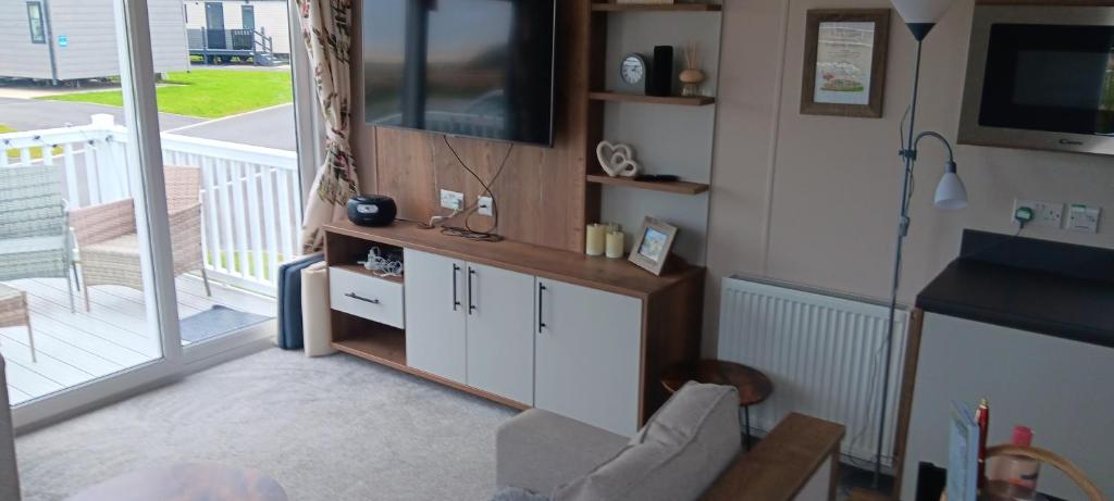 TV a/nebo společenská místnost v ubytování 3-Bed Caravan - Haven Lakeland Leisure Park