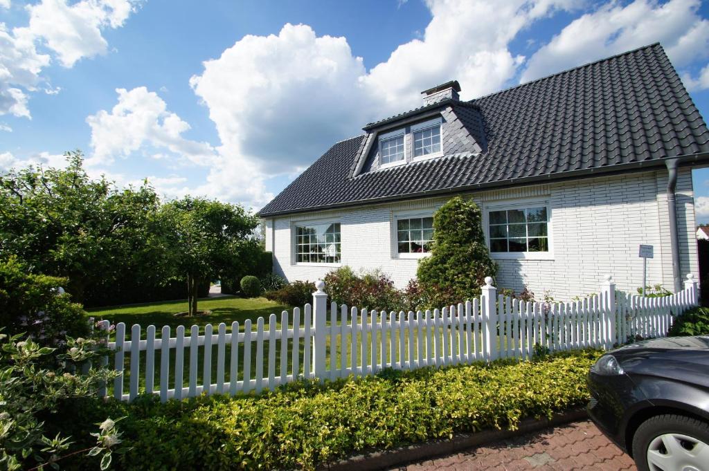 ein weißes Haus mit einem weißen Gartenzaun in der Unterkunft Müller 4 - a10797 in Dahme