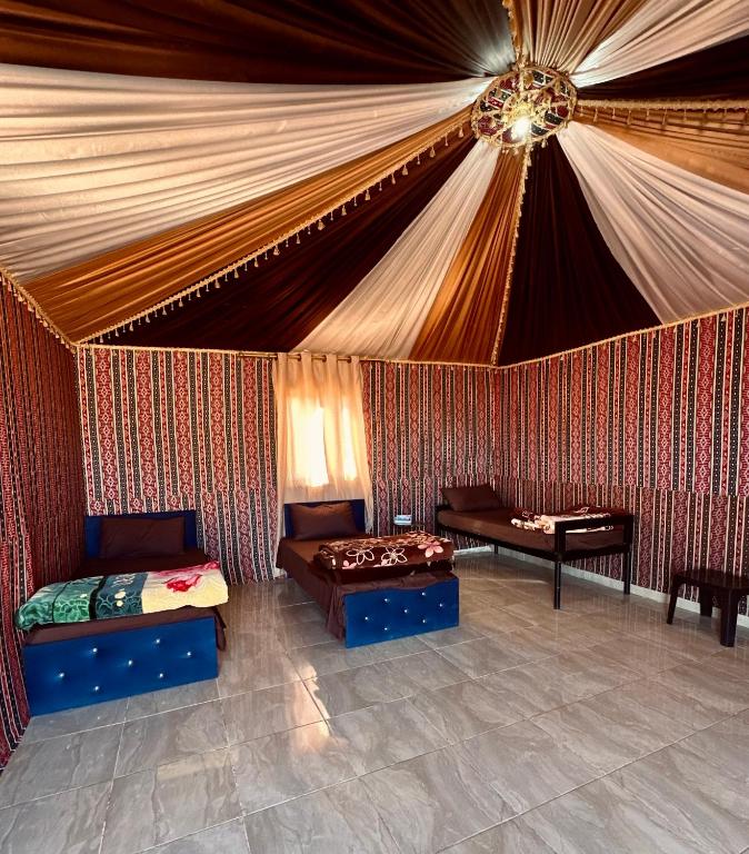 Postel nebo postele na pokoji v ubytování Salameh's Bedouin Camp