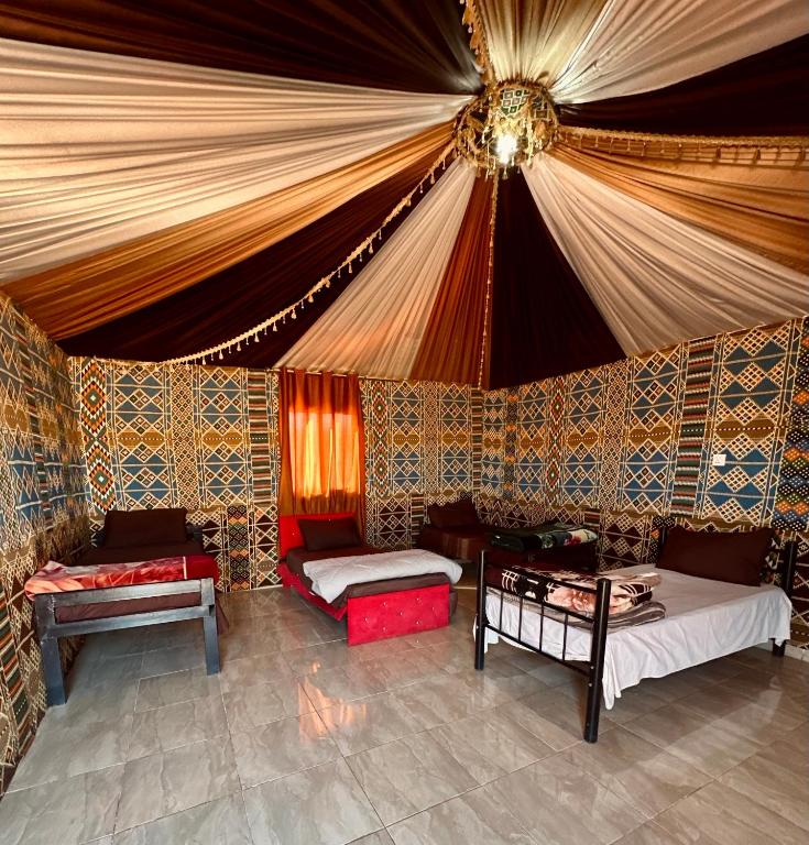 Postel nebo postele na pokoji v ubytování Salameh's Bedouin Camp