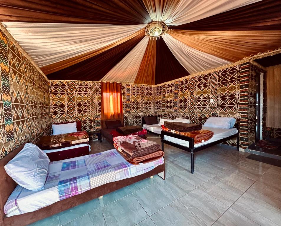 Postel nebo postele na pokoji v ubytování Salameh's Bedouin Camp