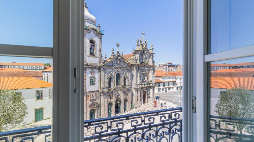 an open window with a view of a building at Carmo Apartamentos in Porto