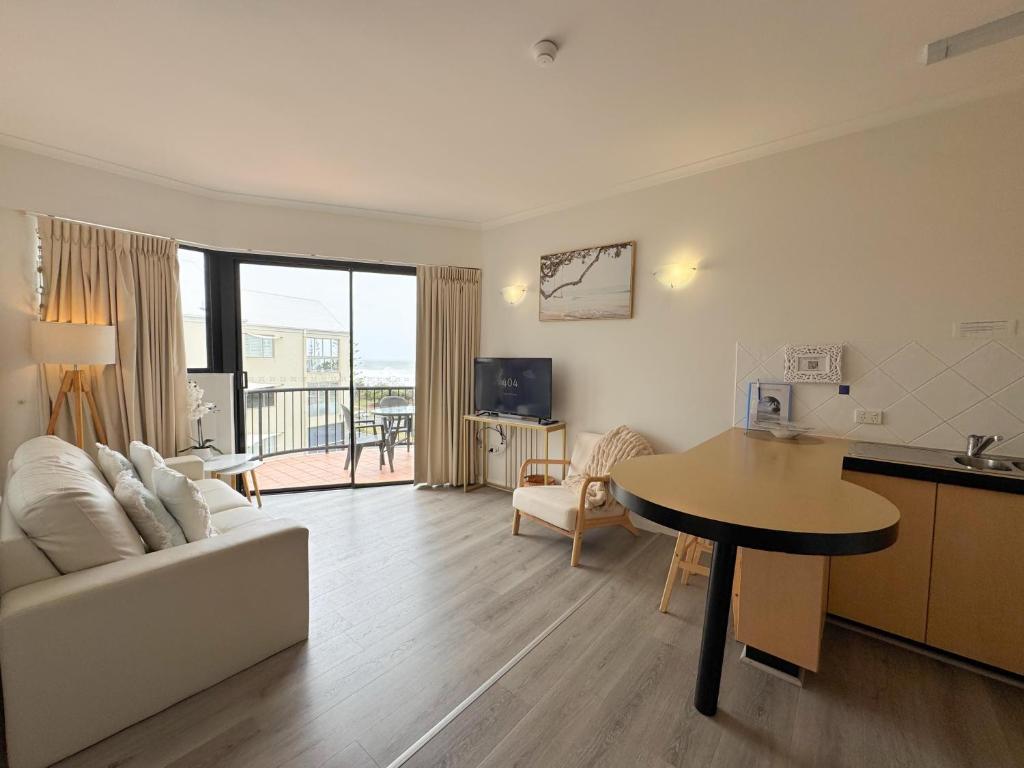TV a/nebo společenská místnost v ubytování Ocean Views - Top floor