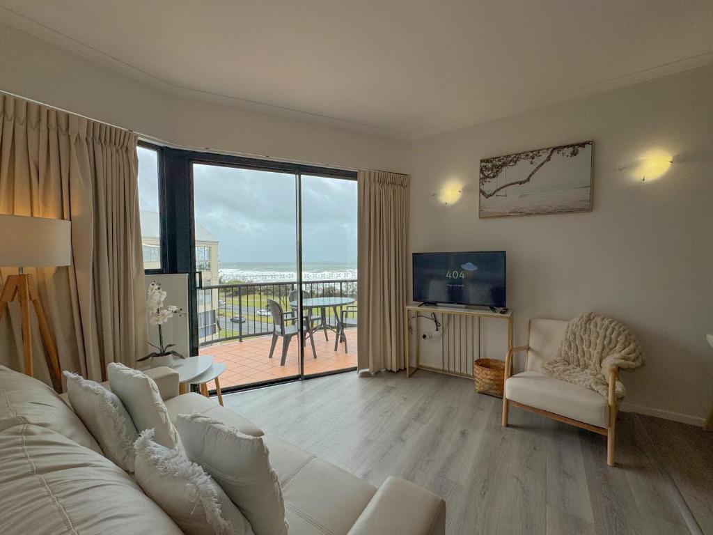 TV a/nebo společenská místnost v ubytování Ocean Views - Top floor