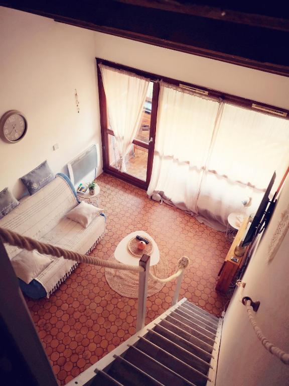 Cette chambre comprend un lit et un escalier. dans l'établissement Appartement 600M de la plage, à Port-la-Nouvelle