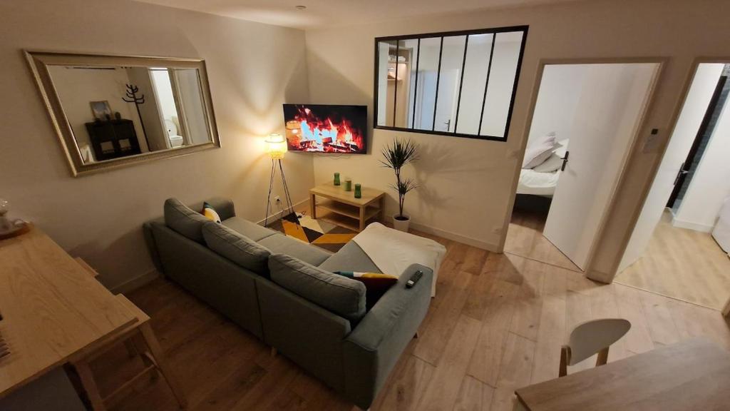 un salon avec un canapé et une table dans l'établissement Apartment , Bordeaux Mérignac airport, à Mérignac