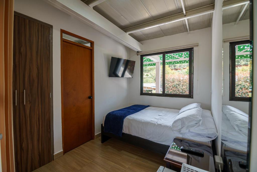 Postel nebo postele na pokoji v ubytování Finca Hotel 12 Palmas- Aeropuerto JMC