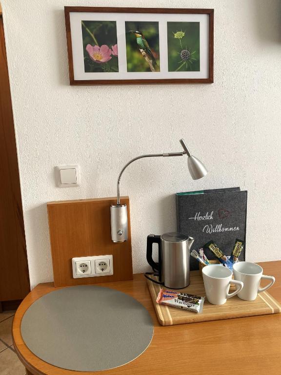 Příslušenství pro přípravu čaje a kávy v ubytování Gästehaus Familie Trachsler