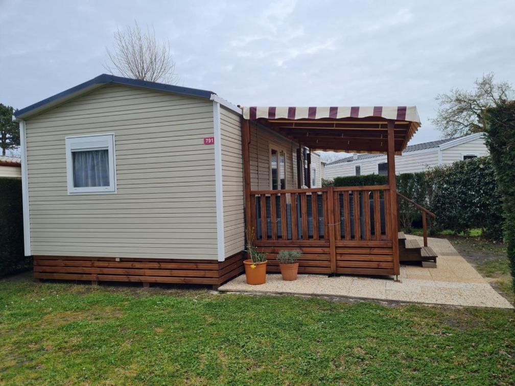 Cette petite maison dispose d'une terrasse couverte et d'un kiosque. dans l'établissement Camping, aux Mathes