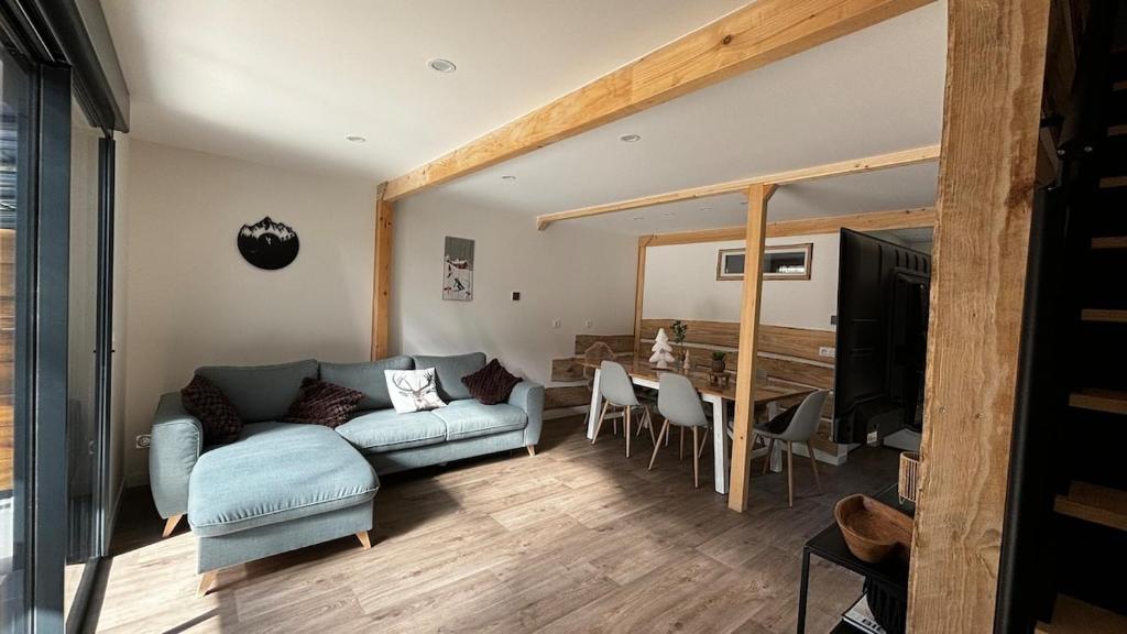 un salon avec un canapé et une table dans l'établissement Logement T4 Tout confort - 6 Pers, à Luz-Saint-Sauveur