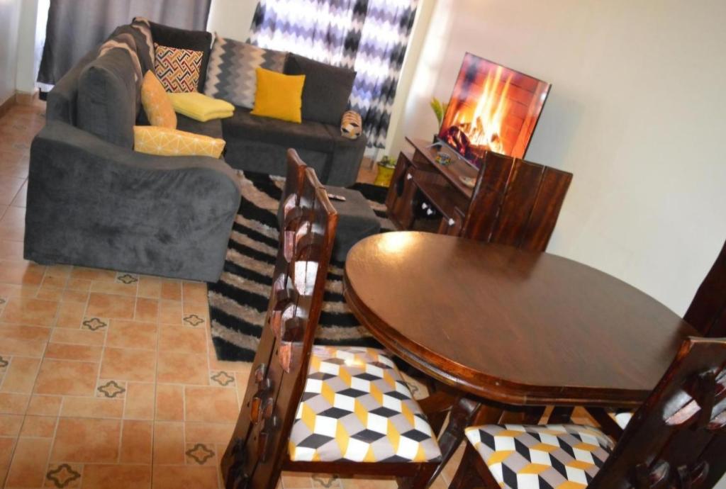 RuiruDay Time Only Apt -Stay at KES 2000 in Ruiru的带桌子和沙发的客厅