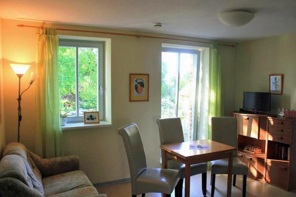 TV a/nebo společenská místnost v ubytování Ferienwohnung Birnengarten am Pfarrgarten Starkow