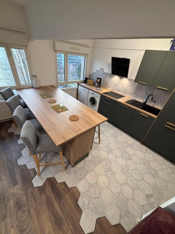 une cuisine avec une grande table en bois et un évier dans l'établissement BedinReims 
