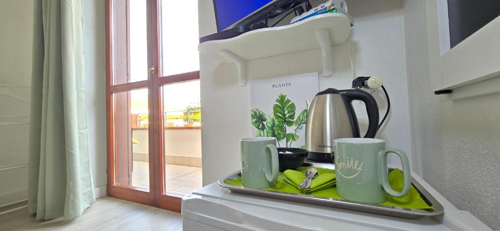 Príslušenstvo na prípravu kávy alebo čaju v ubytovaní Casa Rosy - Stanza privata con bagno esclusivo e parcheggio gratuito