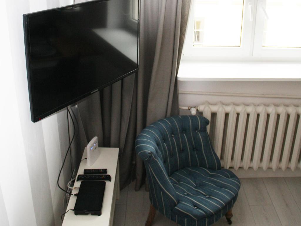Televízia a/alebo spoločenská miestnosť v ubytovaní Elektoralna Warsaw Apartment