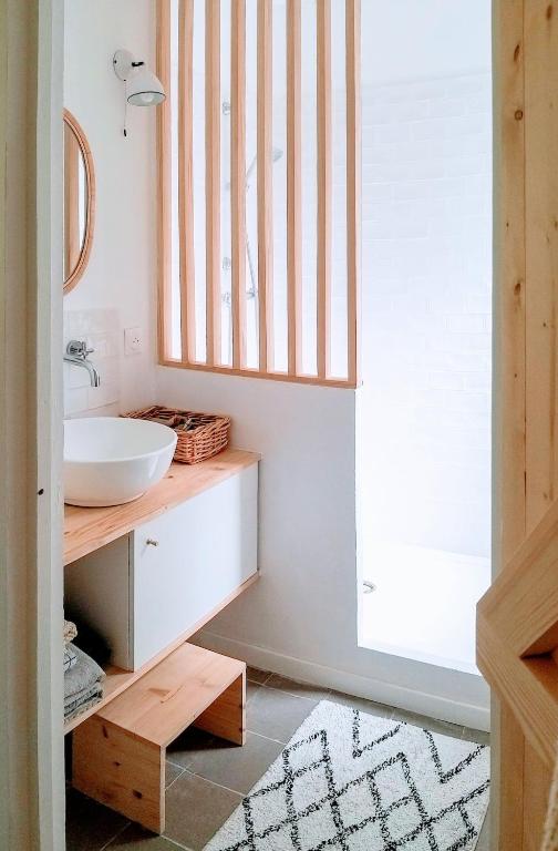 une salle de bain avec un lavabo et un miroir dans l'établissement Maison avec vue mer à Saint-Pol-de-Léon, à Saint-Pol-de-Léon
