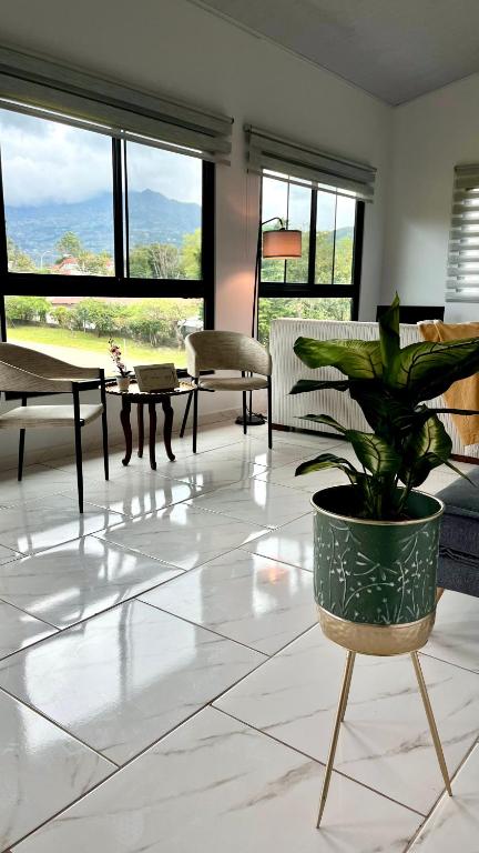 Posezení v ubytování Acogedor apartamento con hermosa vista al volcán - The Goat Spot - planta alta