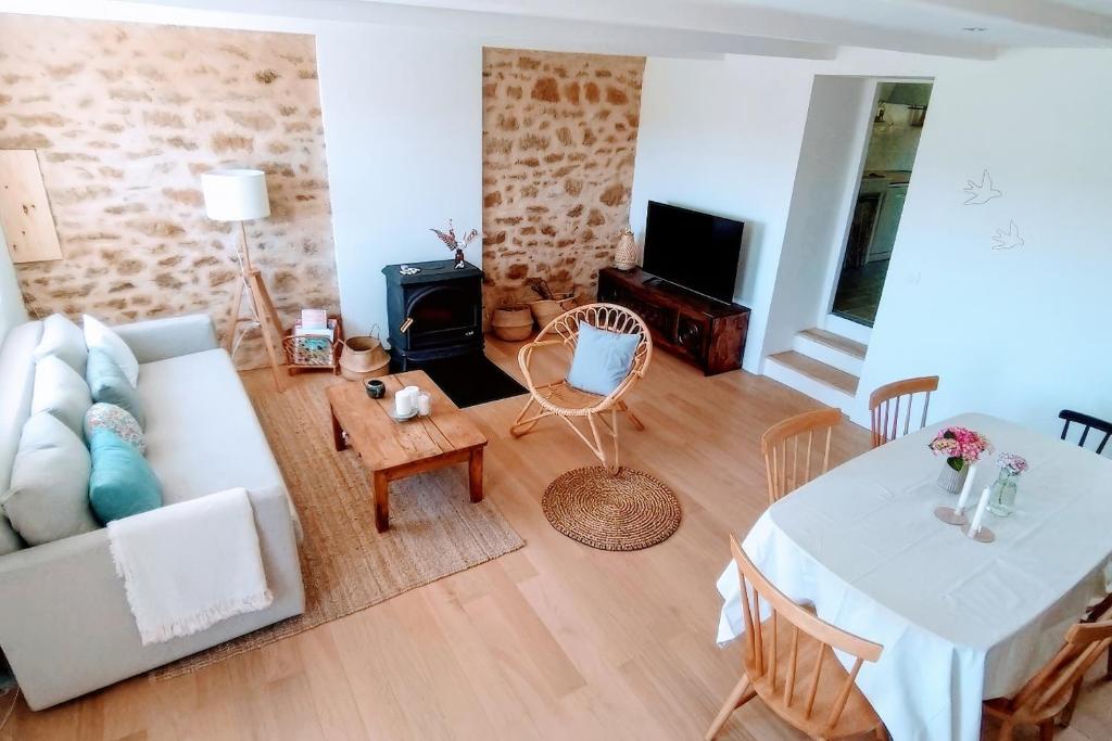 - un salon avec un canapé blanc et une table dans l'établissement Maison avec vue mer à Saint-Pol-de-Léon, à Saint-Pol-de-Léon