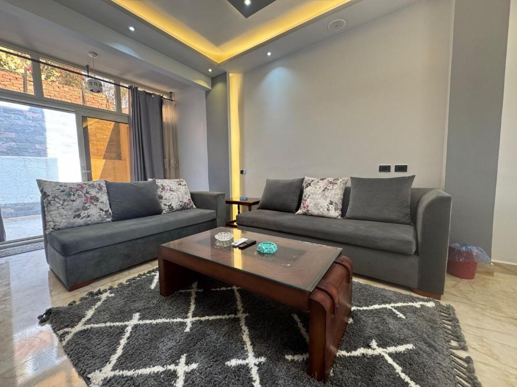 Χώρος καθιστικού στο 2BR Townhouse 2 Bath TV Backyard - 129