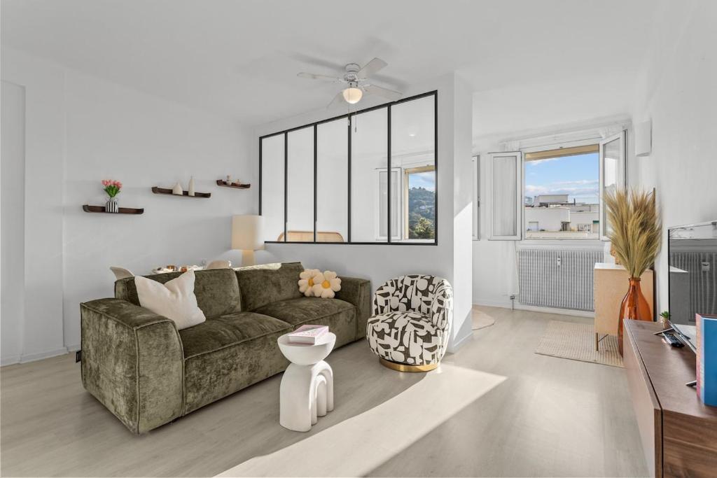 un salon avec un canapé et une table dans l'établissement Appartement à Cannes, à Cannes