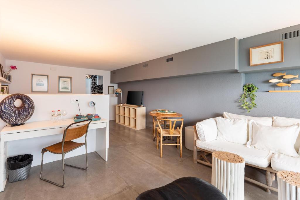 A seating area at Sitges Beach Hostal
