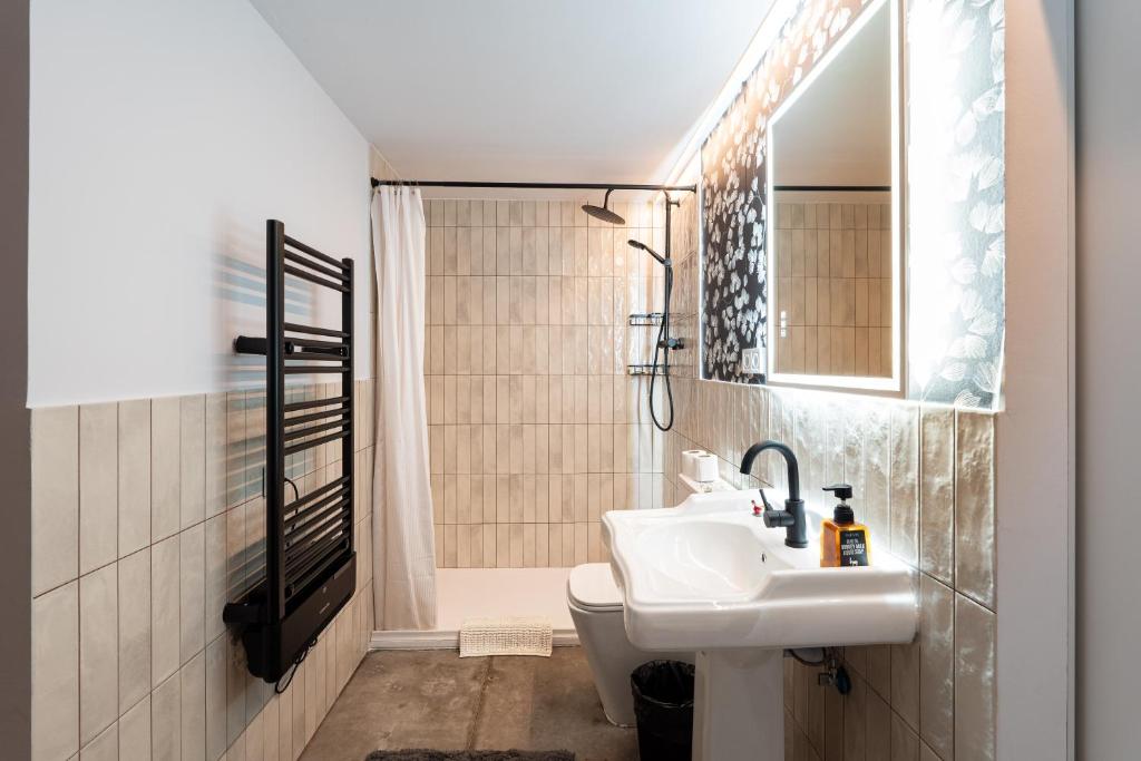 A bathroom at Sitges Beach Hostal
