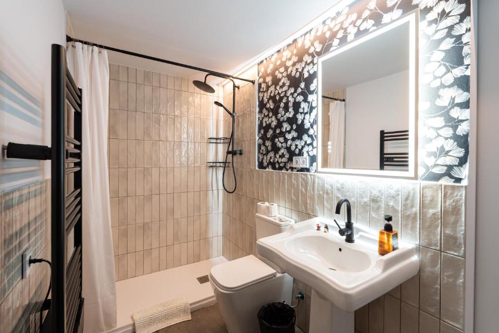 A bathroom at Sitges Beach Hostal