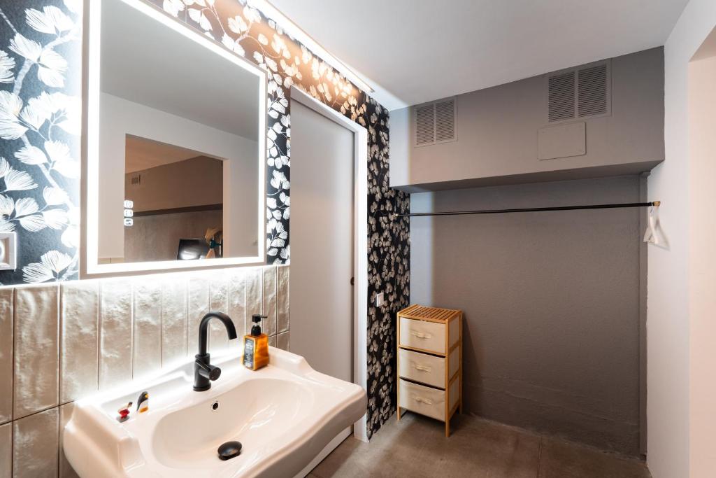 A bathroom at Sitges Beach Hostal
