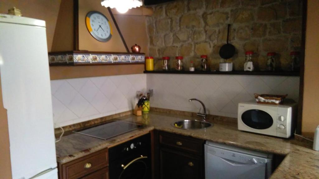 A kitchen or kitchenette at Casa de Aldea El Torrexon