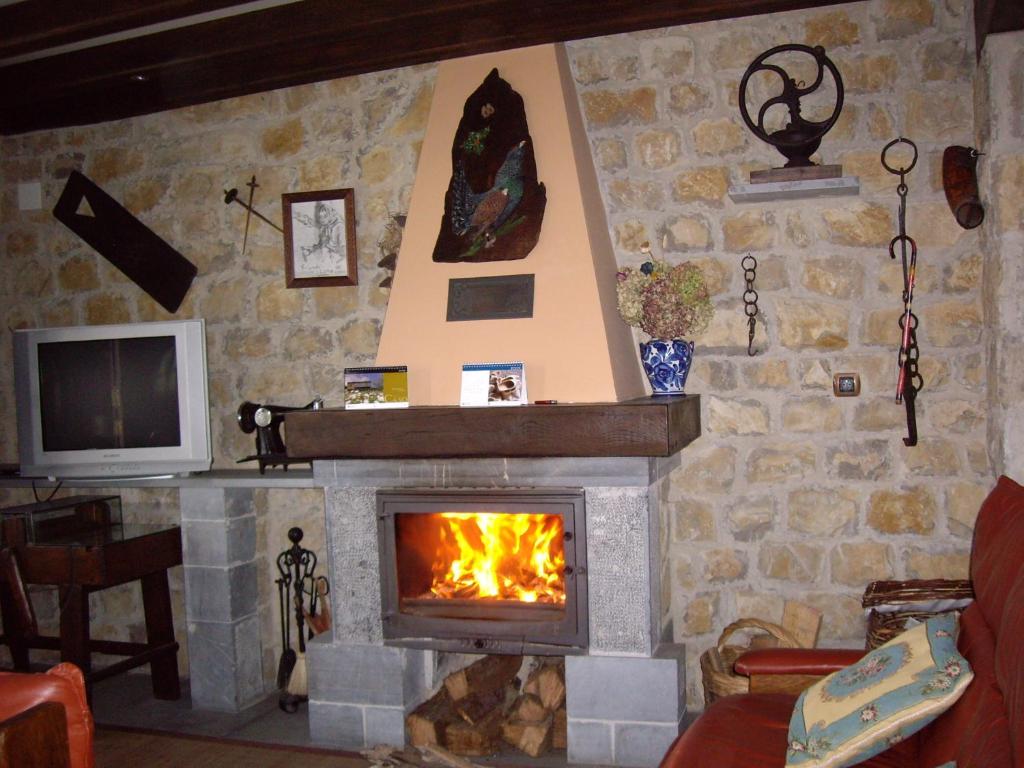 A television and/or entertainment centre at Casa de Aldea El Torrexon