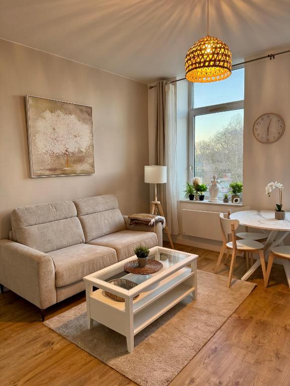 un salon avec un canapé et une table dans l'établissement Le National 2 Appartement centre ville avec Parking privé, à Tourcoing